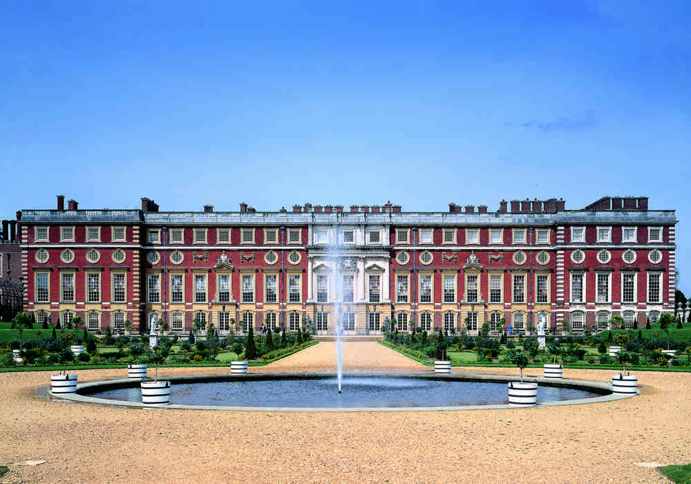 Exterior Hampton Court Palace 46808262052 O